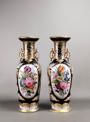 une paire de vases ornés de motifs floraux, posés sur une table
