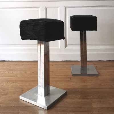 Paire de tabourets, structures inox et assise tissu. Travail des année