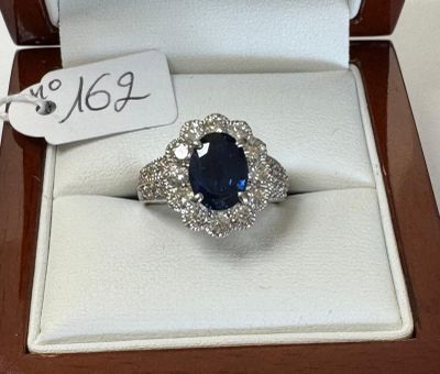 Jolie Bague en platine, sertie au centre d'un saphir ovale p…