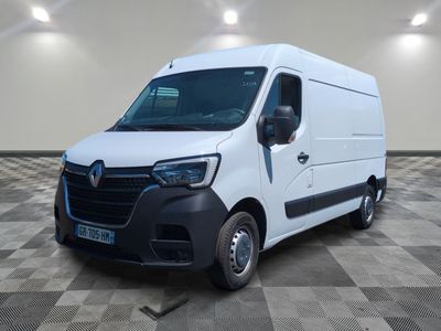 la camionnette blanche est garée sur un sol carrelé en damier