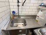 un évier situé dans un coin de la cuisine, équipé d'un robinet