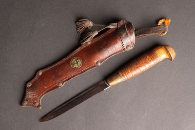 un couteau et un porte-couteau sur une table