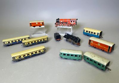 un grand nombre de trains miniatures posés sur une table