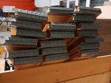 de nombreuses piles de livres empilées les unes sur les autres