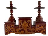 deux bougies posées sur une table