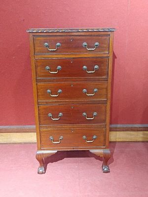 une petite commode en bois dans une pièce