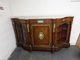 une petite armoire dans un coin de la pièce