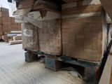 plusieurs boîtes sur une palette dans un entrepôt