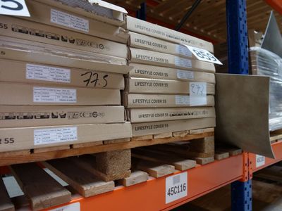 beaucoup de cartons sur les étagères de l'entrepôt