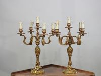 Paire de flambeaux en métal doré à cinq bras de lumière, les…