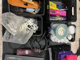 de nombreux objets rangés sur une étagère dans la salle de bains