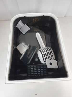 un lavabo équipé d'un panier contenant une brosse à dents et d'autres objets