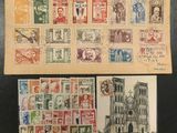 une collection de timbres et de cartes postales du monde entier