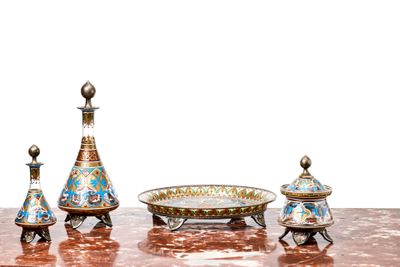 trois œuvres d'art posées sur une table sur laquelle se trouve un bol