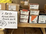 une affiche posée sur une table sur laquelle sont disposées des boîtes de nourriture