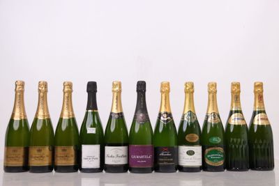 des bouteilles de champagne alignées en rang sur une table
