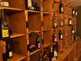 de nombreuses bouteilles de vin sur les étagères de la pièce
