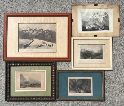 plusieurs photos encadrées représentant des montagnes et une chaîne de montagnes