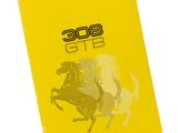 un gros plan sur un livre jaune orné d'un cheval