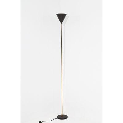 un lampadaire noir et blanc avec un abat-jour noir