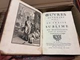 quelqu'un tient un livre ouvert sur lequel figure la photo d'une femme en robe
