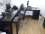 un bureau avec un ordinateur et une chaise dans une pièce