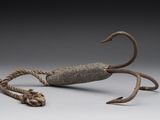 un gros plan sur une sculpture représentant un crabe posée sur une surface grise
