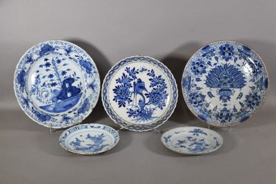 un ensemble d'assiettes bleues et blanches ornées d'oiseaux et de fleurs