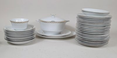 beaucoup d'assiettes et de tasses sur la table