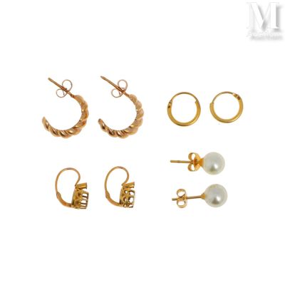 trois paires de boucles d'oreilles en or et une boucle d'oreille en perle