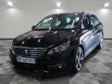 la voiture noire est garée sur un sol en damier dans le garage