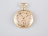 une montre de poche ancienne avec un boîtier en or et des chiffres romains sur le cadran