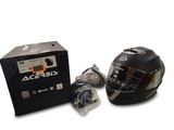 une boîte sur laquelle est posé un casque, à côté d'un casque