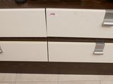 une commode blanche et marron dans une pièce