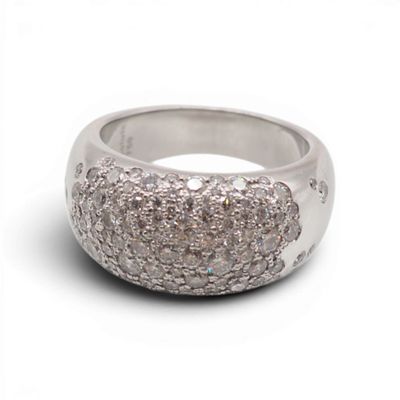 gros plan d'une bague en diamant sur fond blanc