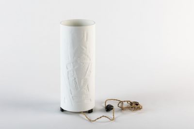 un vase blanc orné d'une corde