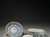 un ensemble de trois assiettes et tasses en porcelaine chinoise