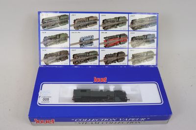une boîte contenant un train sur une table