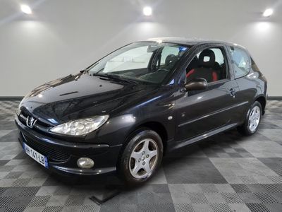 la photo d'une voiture noire garée dans un garage