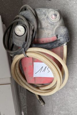 une photo d'un bidon d'essence auquel est raccordé un tuyau