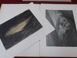 deux photos en noir et blanc représentant un homme et une femme, posées sur une table