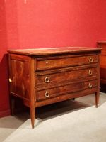 Commode à trois tiroirs en bois teinté. (photo 2)