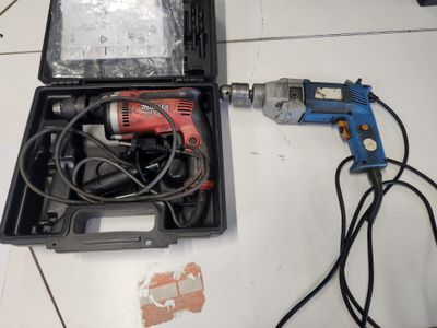 un outil posé sur une table à côté d'une boîte à outils