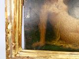 un tableau représentant un chien assis, encadré