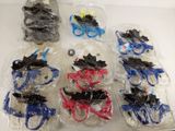de nombreux verres de toutes sortes, rangés dans des sacs en plastique sur une table