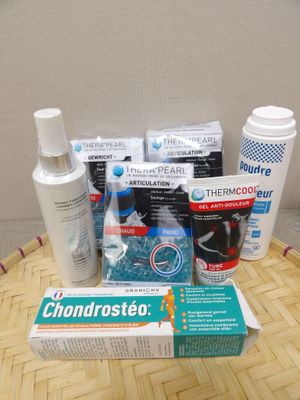 de nombreux types différents de dentifrices et de produits liés au dentifrice sur la table