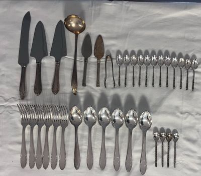 beaucoup de cuillères et de couteaux-cuillères sur une table