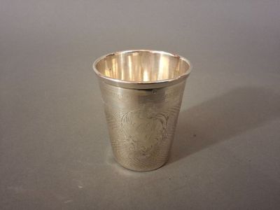 une coupe en argent posée sur une table