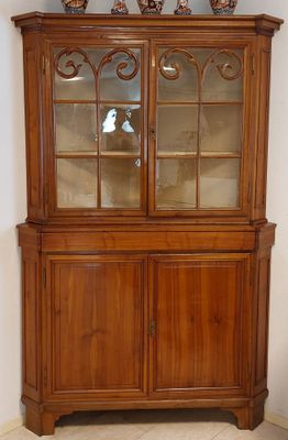 un vaisselier en bois muni d'une porte vitrée sur le dessus