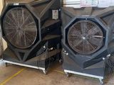 deux ventilateurs qui sont rangés dans un garage